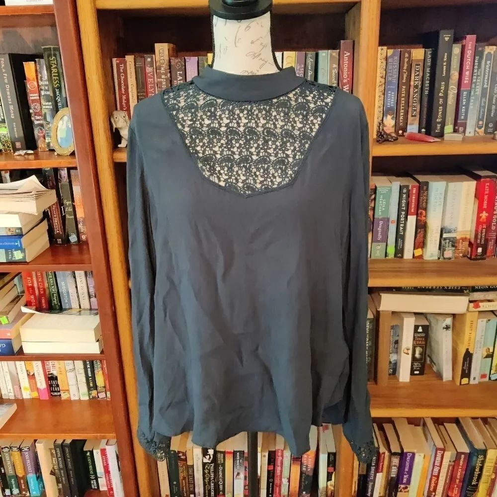 𝅺gentle fawn lace detail blouse m Mandarin collar